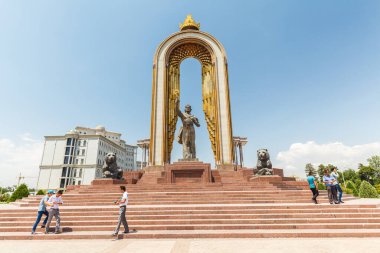 DUSHANBE, TAJIKISTAN - CIRCA HAZİRAN 2017: Dushanbe 'nin merkezinde Ismoil Somoni Heykeli Haziran 2017' de Dushanbe 'de.