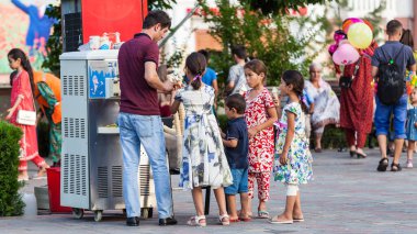 DUSHANBE, TAJIKISTAN - CIRCA HAZİRAN 2017: Dushanbe sakinleri Haziran 2017 civarında Dushanbe 'de şehrin sokaklarında.
