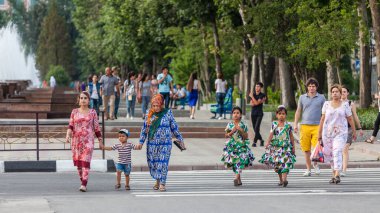DUSHANBE, TAJIKISTAN - CIRCA HAZİRAN 2017: Dushanbe sakinleri Haziran 2017 civarında Dushanbe 'de şehrin sokaklarında.