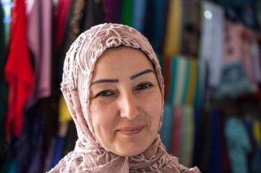 DUSHANBE, TAJIKISTAN - CIRCA HAZİRAN 2017: Dushanbe sakinleri Haziran 2017 civarında Dushanbe 'de şehrin sokaklarında.