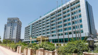 DUSHANBE, TAJIKISTAN - CRCA HAZİRAN 2017: Tacikistan Dushanbe 'nin başkentinde güzel binalar, yaklaşık Haziran 2017' de Dushanbe 'de.