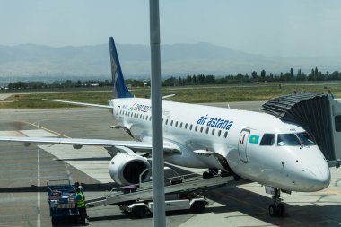 DUSHANBE, TAJIKISTAN - CIRCA HAZİRAN 2017: Dushanbe havaalanındaki Air Astana uçağı Haziran 2017 dolaylarında Dushanbe 'de.