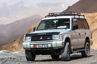 AK-BAITAL, TAJIKISTAN - CIRCA HAZİRAN 2017: Tacikistan 'daki Ak-Baital Geçidi' ndeki off-road aracı.