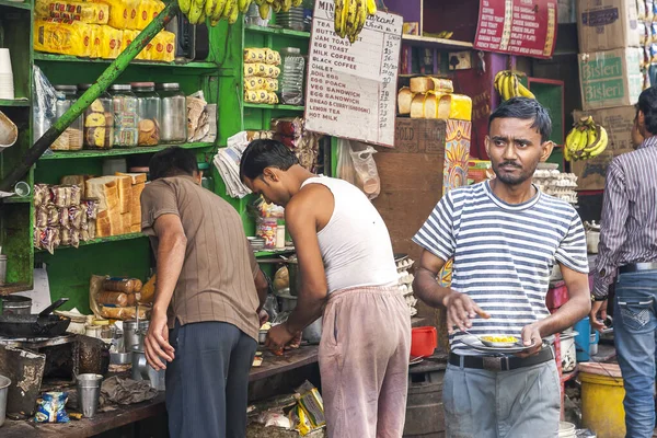 Calcutta India Circa November 2013 Індії Люди Приймають Їжу Вулиці — стокове фото