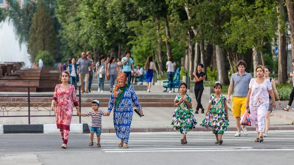 Dushanbe Tajikistan Circa Juin 2017 Résidents Douchanbé Dans Les Rues — Photo
