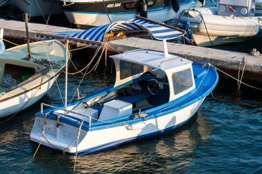Eylül 2016 'da Hvar adasındaki Sveta Nedilja köyündeki limanda motorlu tekne..