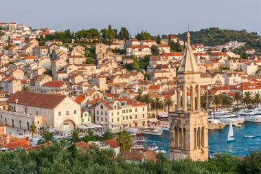 Hırvatistan 'ın Hvar adasındaki Hvar kasabasının güzel manzarası Eylül 2016' da Hvar 'da.