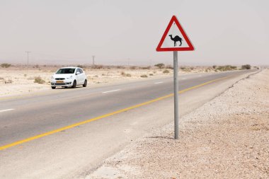 NAGEV, ISRAEL - CIRCA MAYIS 2018: Nagev Çölü boyunca yol manzarası Mayıs 2018.