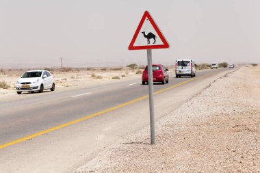 NAGEV, ISRAEL - CIRCA MAYIS 2018: Nagev Çölü boyunca yol manzarası Mayıs 2018.