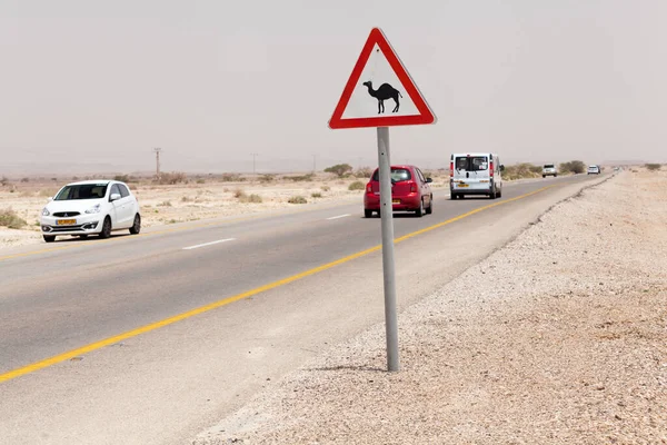 NAGEV, ISRAEL - CIRCA MAYIS 2018: Nagev Çölü boyunca yol manzarası Mayıs 2018.