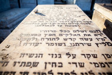 JERUSALEM, ISRAEL - CIRCA MAYIS 2018: Bir cemetredeki Yahudi mezar taşı görüntüsü