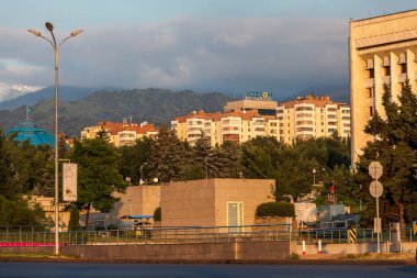 ALMATY, KAZAKHSTAN - CIRCA HAZİRAN 2017: Almaty şehrindeki gökdelenlere bakış.