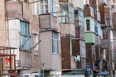 KARAKOL, KYRGYZSTAN - CIRCA HAZİRAN 2017: Karakol önceden Kırgızistan 'ın Kırgızistan' daki Issyk-Kul Gölü 'nün doğu ucu yakınlarındaki dördüncü büyük şehir.