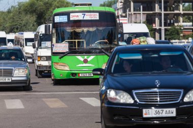 BISHKEK, KYRGYZSTAN - CIRCA HAZİRAN 2017: Kırgızistan Bişkek 'in başkentinin kalabalık sokaklarının görüntüsü Haziran 2017 Bishkek' te.