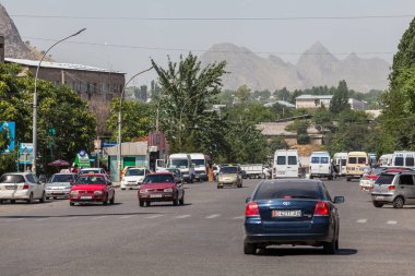 OSH, KYRGYZSTAN - CIRCA JUNE 2017: Kırgızistan 'ın güneyindeki Fergana Vadisi' nde Haziran 2017 'de yer alan Osh caddelerindeki en büyük ikinci şehir.