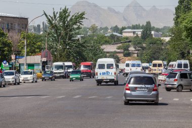 OSH, KYRGYZSTAN - CIRCA JUNE 2017: Kırgızistan 'ın güneyindeki Fergana Vadisi' nde Haziran 2017 'de yer alan Osh caddelerindeki en büyük ikinci şehir.