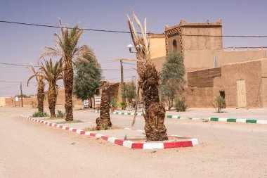 HASSILAED, MOROCCO - CIRCA EPTEMBER 2014: Merzouga yakınlarındaki Hassilabied köyünün manzarası, Erg Chebbi kum tepeleri Eylül 2014 'te Hassilabied' de.