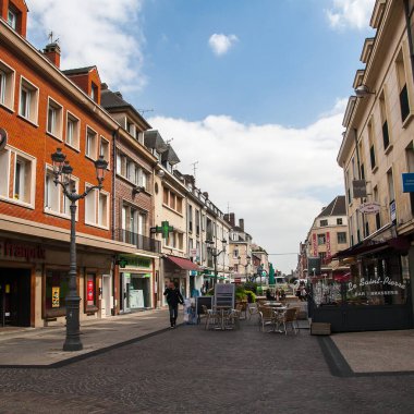 BeaUVAIS, FRANCE - CIRCA EPTEMBER 2014: Beauvai şehrinin sokaklarından biri