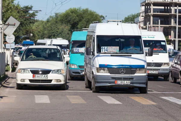 BISHKEK, KYRGYZSTAN - CIRCA HAZİRAN 2017: Kırgızistan Bişkek 'in başkentinin kalabalık sokaklarının görüntüsü Haziran 2017 Bishkek' te.
