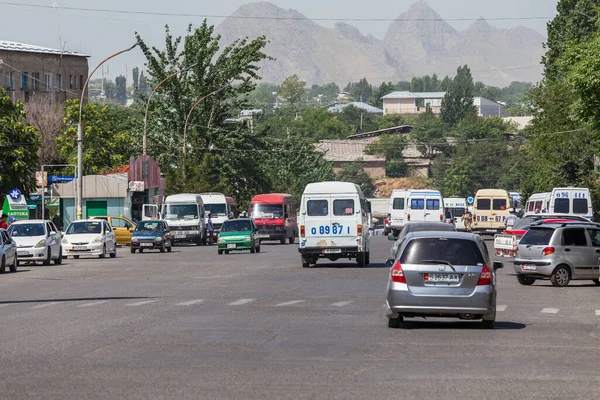 OSH, KYRGYZSTAN - CIRCA JUNE 2017: Kırgızistan 'ın güneyindeki Fergana Vadisi' nde Haziran 2017 'de yer alan Osh caddelerindeki en büyük ikinci şehir.