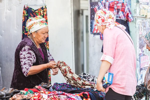 OSH, KYRGYZSTAN - CIRCA JUNE 2017: Kırgızistan 'ın güneyindeki Fergana Vadisi' nde Haziran 2017 'de yer alan Osh caddelerindeki en büyük ikinci şehir.