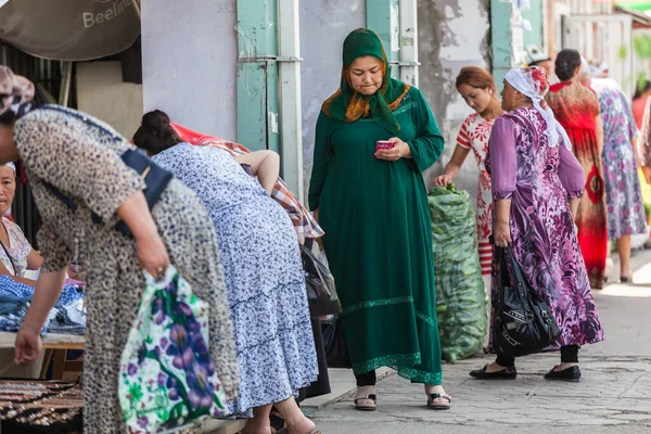 OSH, KYRGYZSTAN - CIRCA JUNE 2017: Kırgızistan 'ın güneyindeki Fergana Vadisi' nde Haziran 2017 'de yer alan Osh caddelerindeki en büyük ikinci şehir.