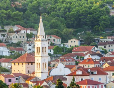 Hırvatistan 'ın Hvar adasındaki Jelsa kasabasının güzel manzarası.
