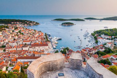 Hırvatistan 'ın Hvar adasındaki Hvar kasabasının güzel manzarası Eylül 2016' da Hvar 'da.