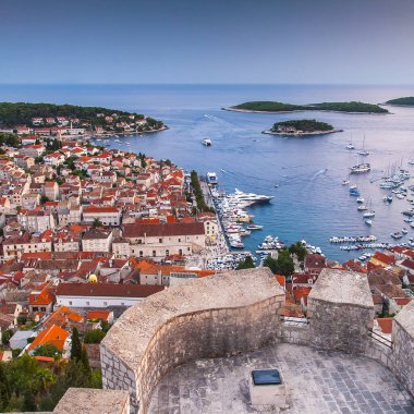 Hırvatistan 'ın Hvar adasındaki Hvar kasabasının güzel manzarası Eylül 2016' da Hvar 'da.