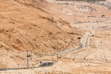 NAGEV, ISRAEL - CIRCA MAYIS 2018: Nagev Çölü boyunca yol manzarası Mayıs 2018.