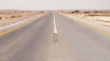 İsrail 'deki Negev Çölü' nden geçen yol manzarası.