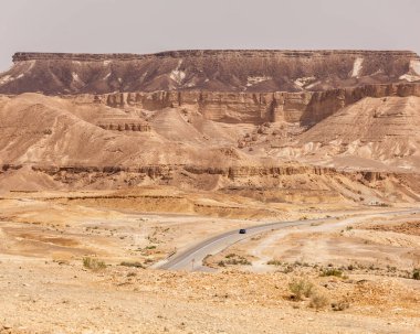 NAGEV, ISRAEL - CIRCA MAYIS 2018: Nagev Çölü boyunca yol manzarası Mayıs 2018.