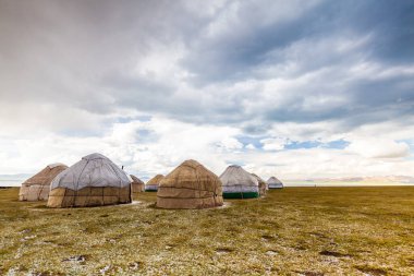 Song Kul - Kırgızistan 'ın Tian Shan Dağları' ndaki yüksek alp gölü