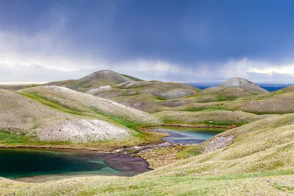 嵐の間 キルギスタンのトゥールプル湖の美しい景色 — ストック写真