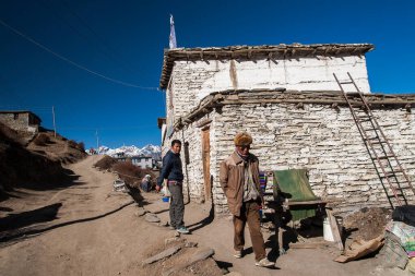 MUKTINATH, NEPAL - CIRCA NOVEMBER 2013: Muktinath 'da Kasım 2013 dolaylarında tipik köy binaları.