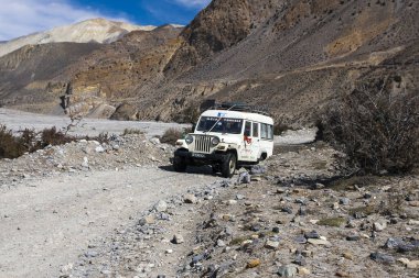 JOMSOM, NEPAL - CIRCA NOVEMBER 2013: Jeep Jomsom köyünde Kasım 2013 dolaylarında birincil ulaşım aracıdır.
