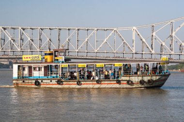 CALCUTTA, INDIA - CIRCA NOVEMBER 2013: Kasım 2013 'te Kalküta' da Kolkata 'da bir nehir üzerinde köprü.
