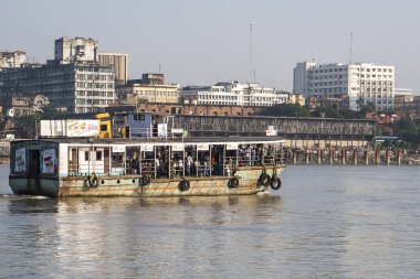 CALCUTTA, INDIA - CIRCA NOVEMBER 2013: Kasım 2013 'te Kalküta' da Kolkata nehrinde feribot.