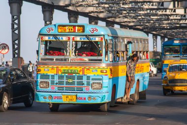 CALCUTTA, INDIA - CIRCA NOVEMBER 2013: Kasım 2013 sıralarında Kalküta 'da Hint otobüsü.