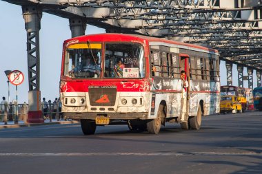 CALCUTTA, INDIA - CIRCA NOVEMBER 2013: Kasım 2013 sıralarında Kalküta 'da Hint otobüsü.