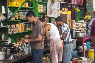 CALCUTTA, INDIA - CIRCA NOVEMBER 2013: Hindistan 'da insanlar yemeklerini Kasım 2013' te Kalküta 'da sokakta yerler..