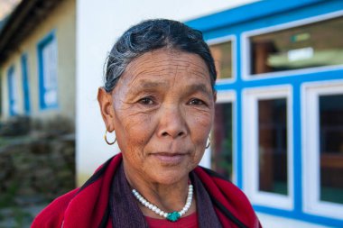 CHHEPLUNG, NEPAL - CIRCA ECTOBER 2013: Nepalli kadın Ekim 2013 dolaylarında Chheplung 'da.