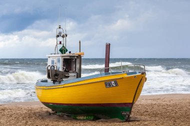 Niechorz sahilinde bir balıkçı teknesi.