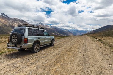 WAKHAN, TAJIKISTAN - CIRCA HAZİRAN 2017: Tacikistan 'ın Wakhan kentindeki off-road aracı.