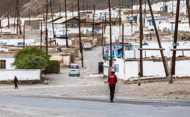 MURGHAB, TAJIKISTAN - CIRCA Haziran 2017: Tacikistan 'daki Murghab köyünün güzel manzarası Haziran 2017 civarında Murghab' da.
