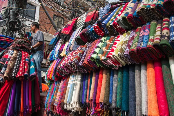 Sokak ticareti, Nepal 'de Ekim 2013' te Katmandu 'da satışın temel biçimidir..