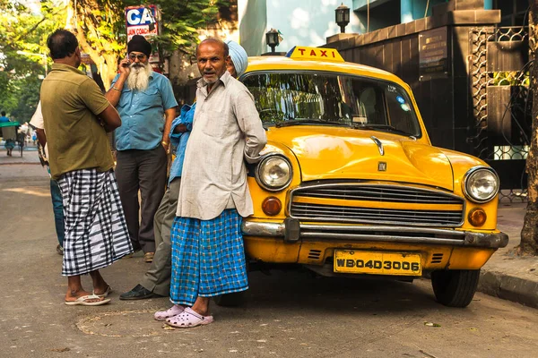Calcutta India Circa Listopad 2013 Kalkuta Charakterystyczne Żółte Taksówki Około — Zdjęcie stockowe