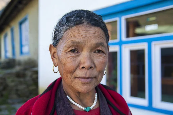 Chheplung Nepal Circa Oktober 2013 Nepalesisk Kvinna Omkring Oktober 2013 — Stockfoto