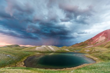 Kırgızistan 'da fırtınada Tulpar Kul Gölü' nün güzel manzarası