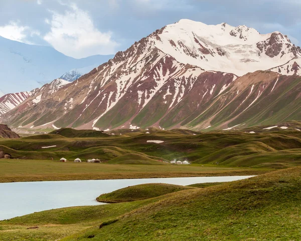 Kırgızistan 'da fırtınada Tulpar Kul Gölü' nün güzel manzarası
